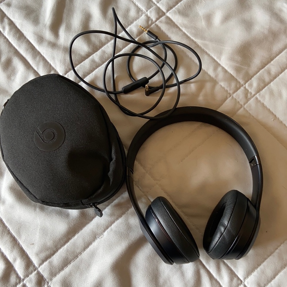 Beats on-ear headphones like new barely used